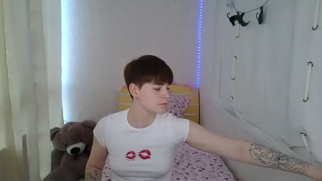 Snapshot of EmyHills chatting on 06/12/26, 02:38 EmyHills online show from 06/12/26, 02:38