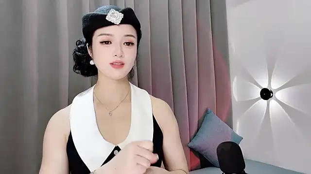 Snapshot of Momo-Wow chatting on 06/18/26, 09:14 Momo-Wow online show from 06/18/26, 09:14