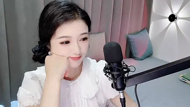 Snapshot of Momo-Wow chatting on 06/21/26, 06:49 Momo-Wow online show from 06/21/26, 06:49