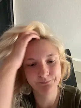 Snapshot of Viviluu_Offiziell chatting on 06/05/26, 03:18 Viviluu Offiziell online show from 06/05/26, 03:18