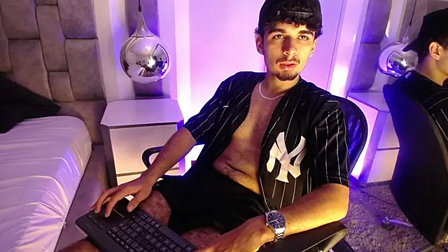 Snapshot of LucasThomson_ chatting on 06/20/26, 04:15 LucasThomson online show from 06/20/26, 04:15