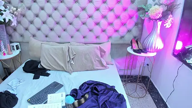 NaomiWhite  online show from 07/06/26, 08:44