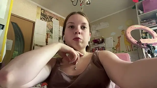 Snapshot of Aileyn chatting on 06/18/26, 08:25 Aileyn online show from 06/18/26, 08:25