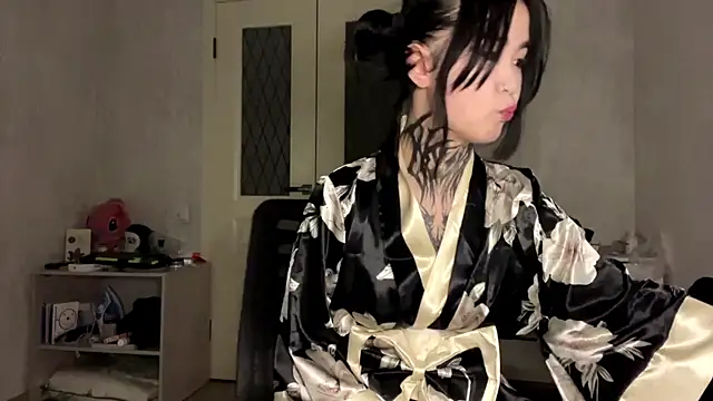 Snapshot of staryrose chatting on 06/24/26, 04:17 staryrose online show from 06/24/26, 04:17