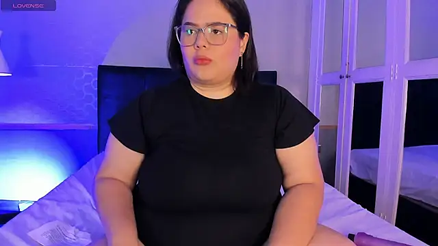 Snapshot of Nyra_Moon chatting on 06/19/26, 12:20 Nyra Moon online show from 06/19/26, 12:20