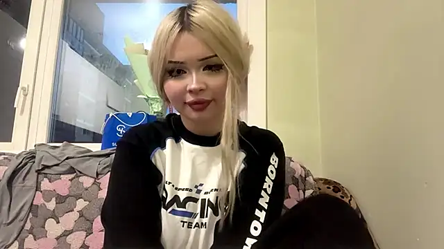 Snapshot of moonluv33 chatting on 06/19/26, 01:26 moonluv33 online show from 06/19/26, 01:26