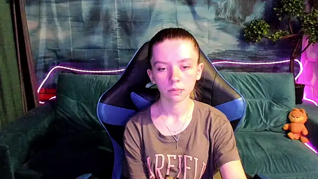 CarolInWonderland online show from 06/25/26, 08:41