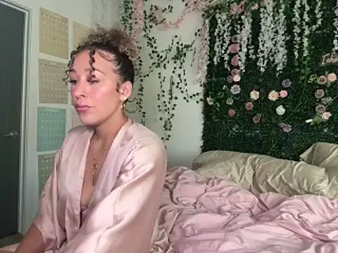 LyraCovee online show from 06/07/26, 02:37