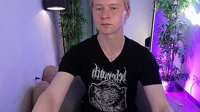 Snapshot of softdeutch chatting on 06/06/26, 10:03 softdeutch online show from 06/06/26, 10:03