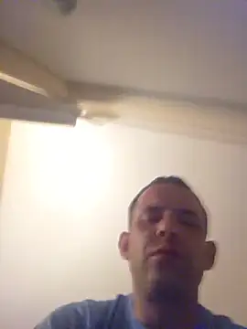 Snapshot of SingingTrunks chatting on 07/17/26, 11:53 SingingTrunks online show from 07/17/26, 11:53
