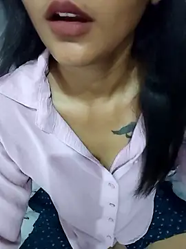 Snapshot of Miss-cutee chatting on 06/17/26, 06:42 Miss-cutee online show from 06/17/26, 06:42