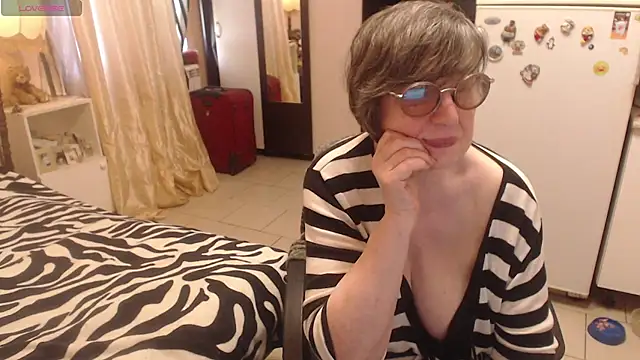 Snapshot of Sharon_Amore chatting on 06/14/26, 12:40 Sharon Amore online show from 06/14/26, 12:40