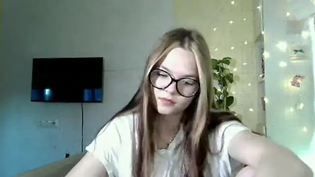AvrilGillig online show from 06/18/26, 01:04