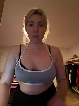 Snapshot of LauraStarr chatting on 06/22/26, 04:37 LauraStarr online show from 06/22/26, 04:37