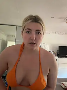 Snapshot of LauraStarr chatting on 06/25/26, 12:09 LauraStarr online show from 06/25/26, 12:09