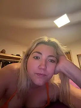 Snapshot of LauraStarr chatting on 07/20/26, 04:53 LauraStarr online show from 07/20/26, 04:53