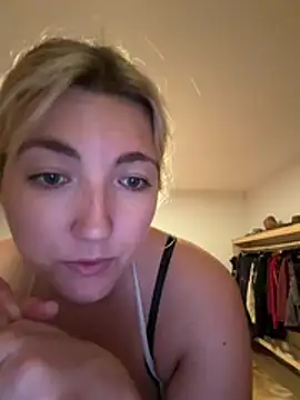 Snapshot of LauraStarr chatting on 07/22/26, 04:54 LauraStarr online show from 07/22/26, 04:54