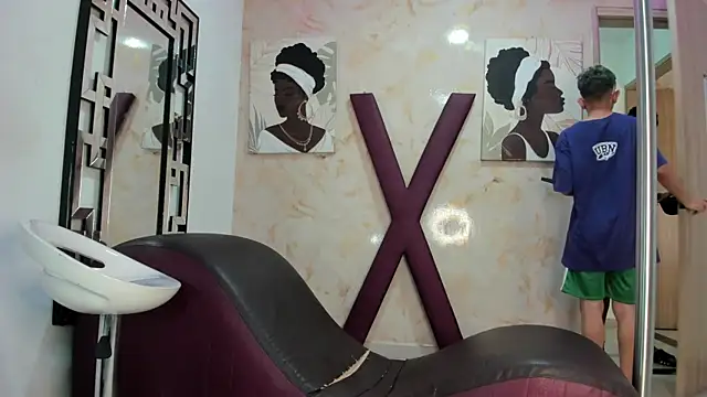 Snapshot of BLACK_AND_WHITET chatting on 06/18/26, 01:17 BLACK AND WHITET online show from 06/18/26, 01:17