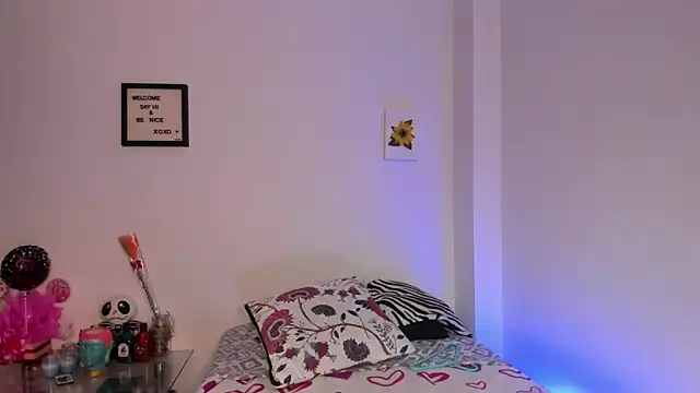 LauraToro  online show from 11/28/25, 07:05