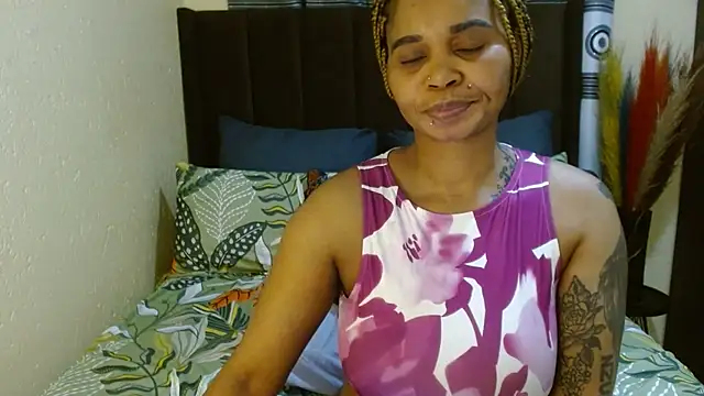 NaughtyLuux12 online show from 07/23/26, 04:21