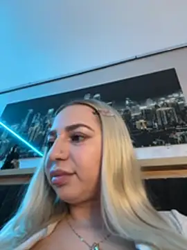 Snapshot of xLexi chatting on 07/20/26, 10:39 xLexi online show from 07/20/26, 10:39