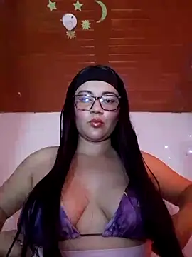 Snapshot of litle_hot chatting on 06/16/26, 10:34 litle hot online show from 06/16/26, 10:34