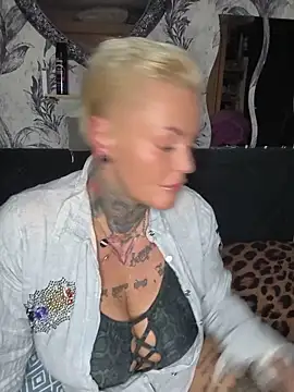 Snapshot of InkedMissLaBaehm chatting on 06/17/26, 10:43 InkedMissLaBaehm online show from 06/17/26, 10:43