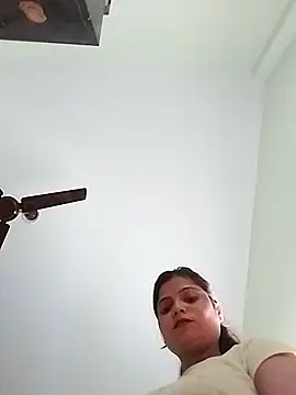 Snapshot of Missridhi chatting on 06/18/26, 11:03 Missridhi online show from 06/18/26, 11:03
