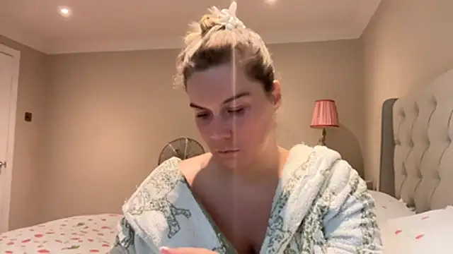 Snapshot of erincheshire chatting on 06/12/26, 05:23 erincheshire online show from 06/12/26, 05:23