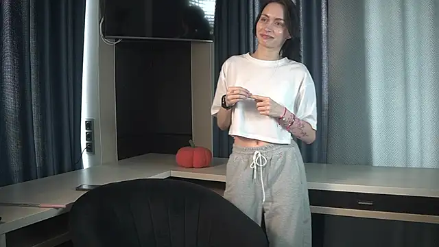 ErminiaBiles online show from 06/14/26, 08:49