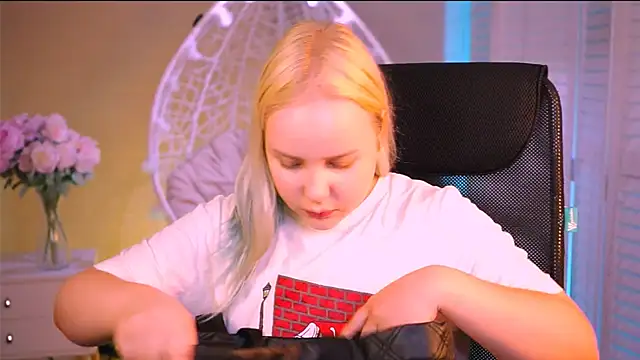 Snapshot of stellawatts chatting on 06/19/26, 10:08 stellawatts online show from 06/19/26, 10:08