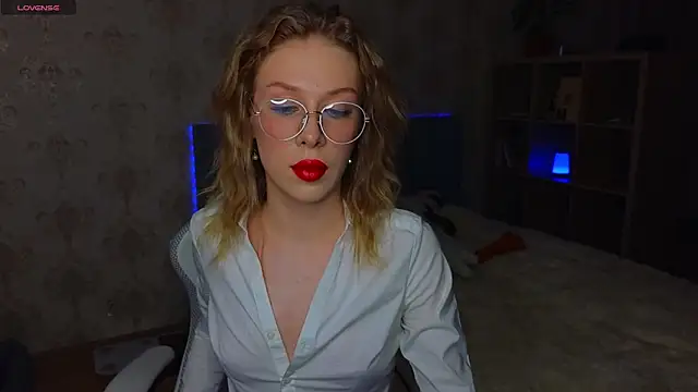 Snapshot of Lucia_wow chatting on 06/13/26, 11:13 Lucia wow online show from 06/13/26, 11:13