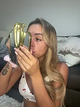 Snapshot of Harrietbronzex chatting on 08/03/26, 02:22 Harrietbronzex online show from 08/03/26, 02:22