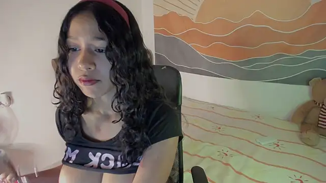 Snapshot of SiaVelour_ chatting on 06/17/26, 10:54 SiaVelour online show from 06/17/26, 10:54