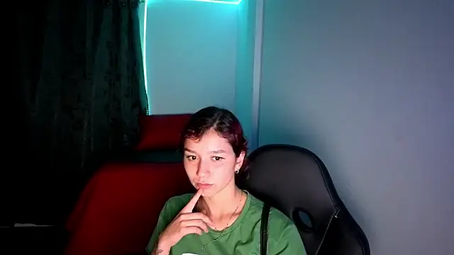 Snapshot of Skinny_queen_20 chatting on 06/19/26, 12:59 Skinny queen 20 online show from 06/19/26, 12:59
