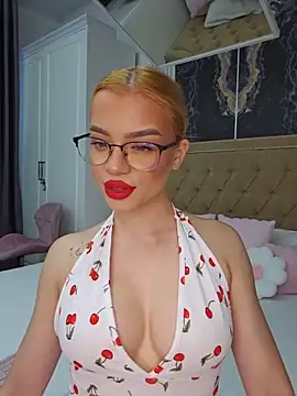 Snapshot of YasminnDoll chatting on 06/28/26, 03:45 YasminnDoll online show from 06/28/26, 03:45