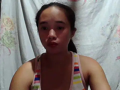 Snapshot of sophie_193 chatting on 07/12/26, 04:53 sophie 193 online show from 07/12/26, 04:53