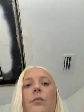 Snapshot of Blondebarbie21 chatting on 06/22/26, 02:14 Blondebarbie21 online show from 06/22/26, 02:14