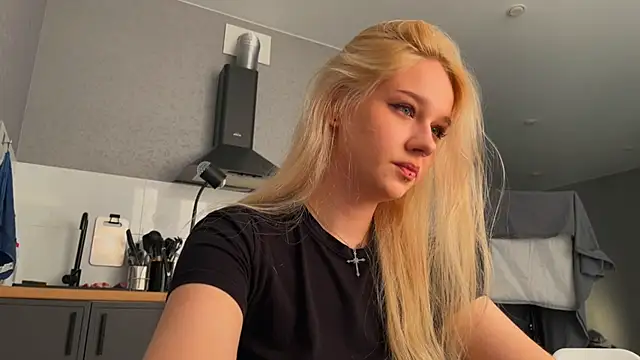 Snapshot of MichelleMargiela chatting on 08/08/26, 12:46 MichelleMargiela online show from 08/08/26, 12:46