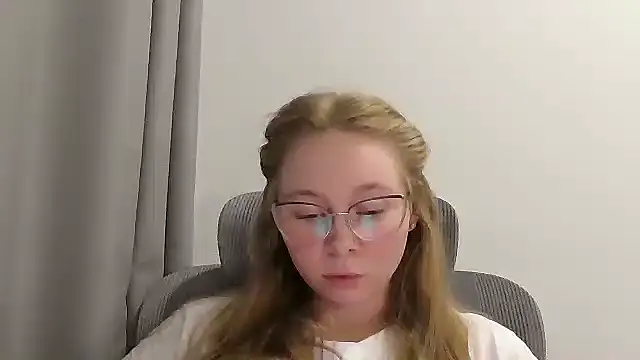 Snapshot of Vinelly chatting on 06/23/26, 07:23 Vinelly online show from 06/23/26, 07:23
