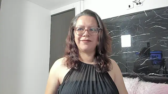 ELLE HADID online show from 06/22/26, 03:31
