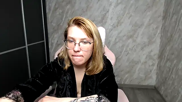 Reginasmilee online show from 03/17/25, 07:24