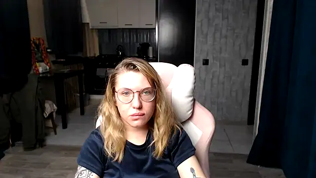 Reginasmilee online show from 09/16/25, 12:00