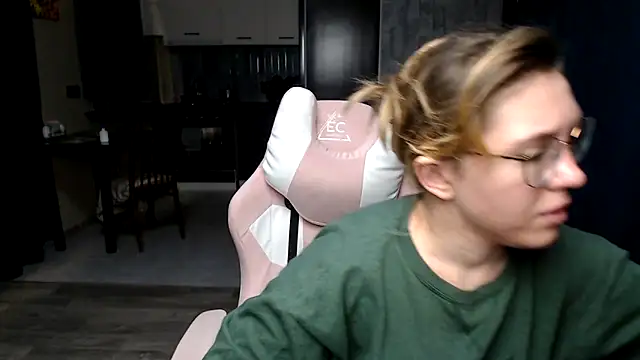 Reginasmilee online show from 09/28/25, 11:32