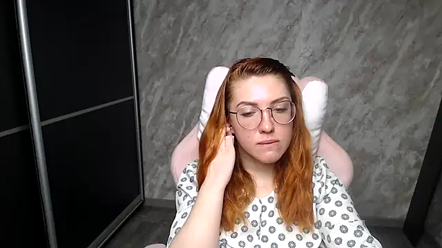 Snapshot of Reginasmilee chatting on 02/15/26, 04:42 Reginasmilee online show from 02/15/26, 04:42