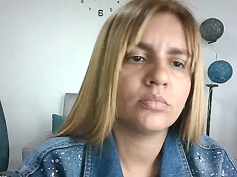 Snapshot of Asly- chatting on 07/16/26, 12:05 Asly- online show from 07/16/26, 12:05