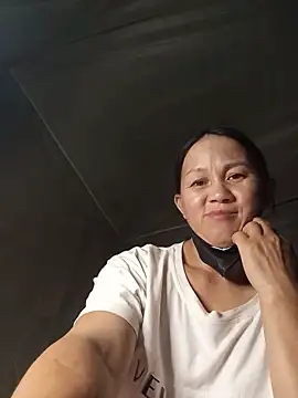 Snapshot of Hala-tia chatting on 06/27/26, 02:12 Hala-tia online show from 06/27/26, 02:12