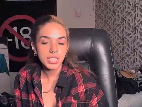 JadeSolari online show from 07/07/26, 02:14
