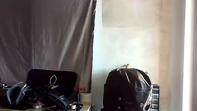 Snapshot of mikey-s-cort chatting on 07/04/26, 01:28 mikey-s-cort online show from 07/04/26, 01:28
