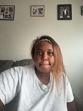 Snapshot of CurvySirenn chatting on 07/17/26, 05:07 CurvySirenn online show from 07/17/26, 05:07